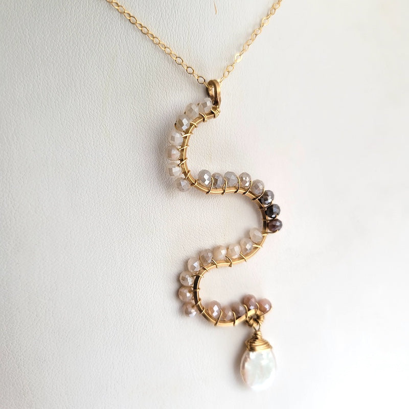 Necklace - peach moonstone S | gold filled